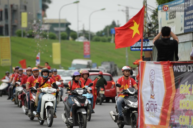 Nhiều giờ trước khi trận đấu giữa Việt Nam và UAE diễn ra, CĐV đã nhuộm đỏ các tuyến đường tiếp lửa cho đội tuyển nước nhà  - Ảnh 4.