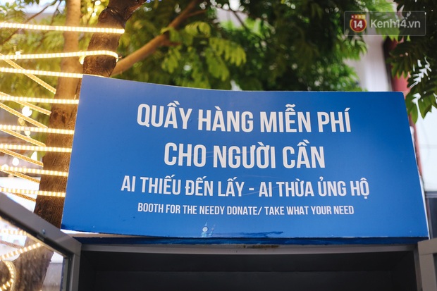 Những tủ quần áo thừa cho đi, thiếu nhận lại sưởi ấm người lao động nghèo Hà Nội trong mùa đông giá rét - Ảnh 2.