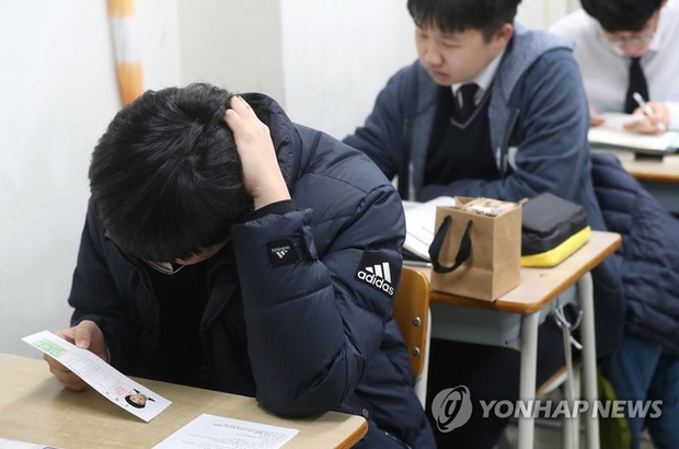 Nam sinh Hàn Quốc đến nhầm điểm thi không được cho vào, đành bỏ lỡ 1 năm đèn sách về liền muốn tự tử nhưng bị dân mạng chỉ trích kịch liệt - Ảnh 1.