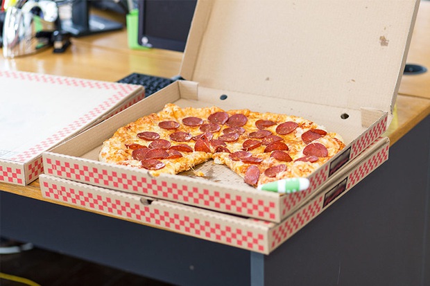 Đố bạn biết, vì sao pizza có hình tròn nhưng lại được đựng trong hộp vuông và cắt theo hình tam giác? - Ảnh 3.