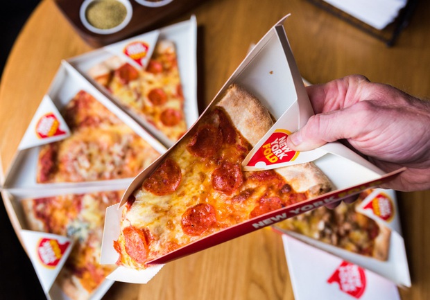 Đố bạn biết, vì sao pizza có hình tròn nhưng lại được đựng trong hộp vuông và cắt theo hình tam giác? - Ảnh 6.