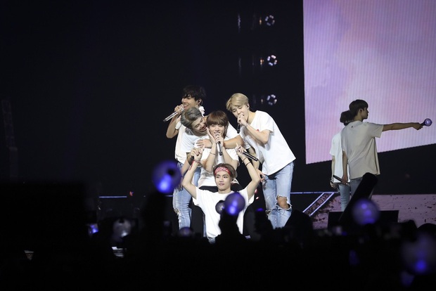 BTS kiếm hơn 2000 tỉ đồng tiền vé concert, xếp sau mỗi Elton John thế mà lại thua giải tour diễn của năm trước BLACKPINK - Ảnh 1. BTS kiếm hơn 2000 tỉ đồng tiền vé concert, xếp sau mỗi Elton John thế mà lại thua giải tour diễn của năm trước BLACKPINK - Ảnh 1.