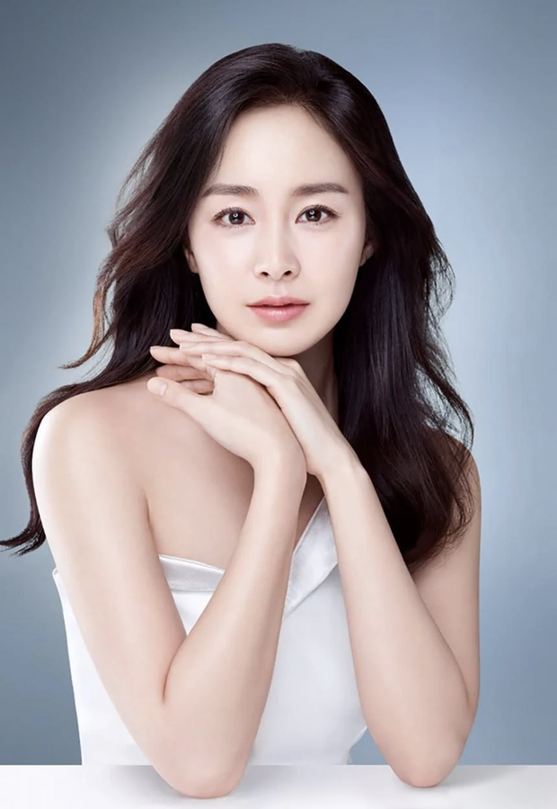 Nữ hoàng nhan sắc Kim Tae Hee hiếm lắm mới chia sẻ bí quyết làm đẹp, vô tình hé lộ hôn nhân viên mãn bên Bi Rain - Ảnh 1.