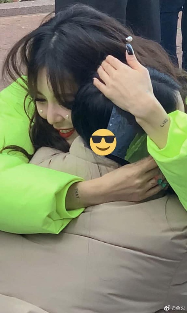 Thấy HyunA tặng fan quà đắt tiền, hàng chục người trà trộn để trục lợi và cái kết bị P Nation cho “ra chuồng gà” chơi cùng nhau - Ảnh 5. Thấy HyunA tặng fan quà đắt tiền, hàng chục người trà trộn để trục lợi và cái kết bị P Nation cho “ra chuồng gà” chơi cùng nhau - Ảnh 5.