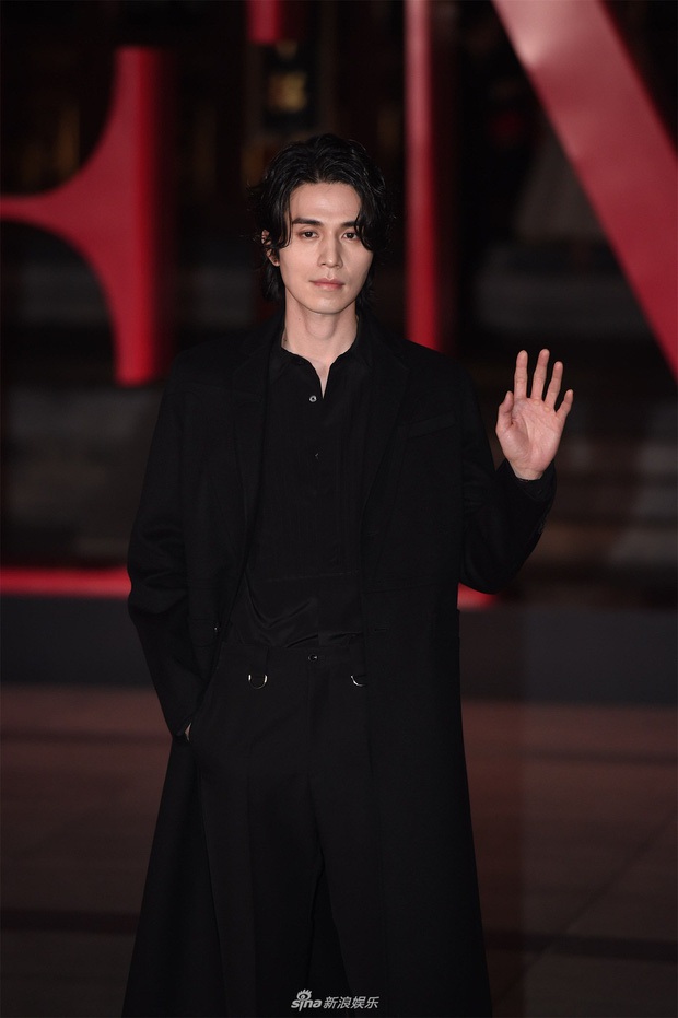 Thần chết Lee Dong Wook để tóc dài và diện quần áo Mickey, dân tình dụi mắt 7 lần mới nhận ra người quen - Ảnh 4.