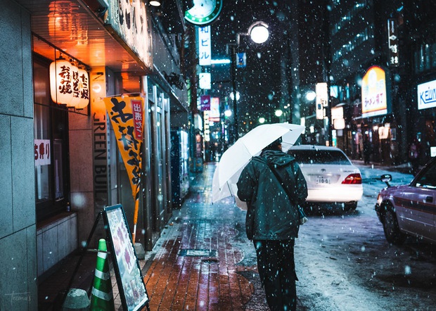 Người dân Nhật Bản trong những bộ quần áo dày cộm co ro bước đi trên đường phố.