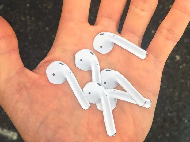 Rảnh rỗi sinh nông nổi, thanh niên dán hình AirPods như thật trên phố để bẫy người hám của rơi đút túi - Ảnh 2.