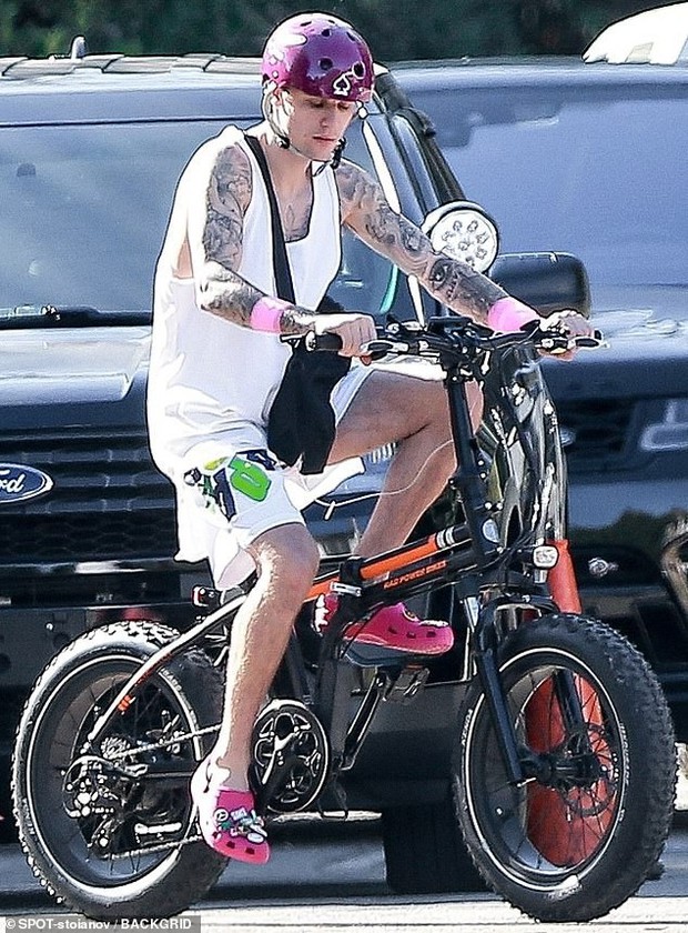 Hình ảnh đạp xe tưởng không có gì nhưng lại gây tranh cãi của Justin Bieber, nguồn cơn từ túi truyền ven bên người - Ảnh 2.