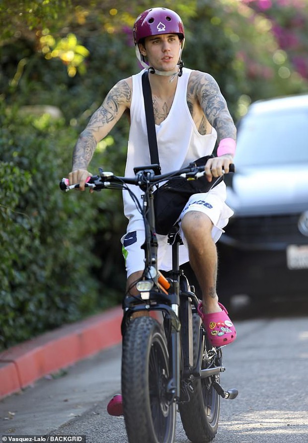 Hình ảnh đạp xe tưởng không có gì nhưng lại gây tranh cãi của Justin Bieber, nguồn cơn từ túi truyền ven bên người - Ảnh 3.