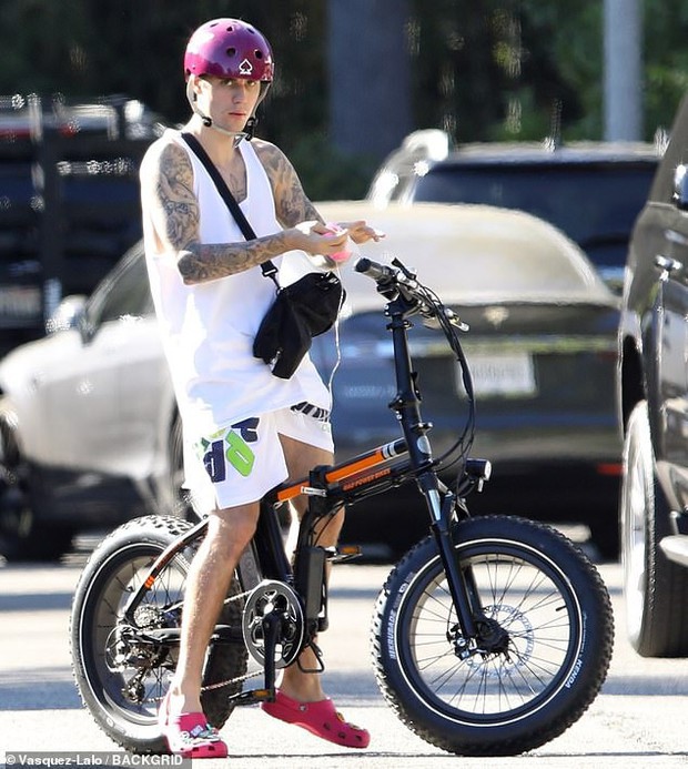 Hình ảnh đạp xe tưởng không có gì nhưng lại gây tranh cãi của Justin Bieber, nguồn cơn từ túi truyền ven bên người - Ảnh 1.