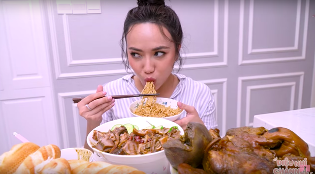Diệu Nhi là nghệ sĩ Vbiz đầu tiên có series mukbang trên Youtube: ăn khoẻ bất ngờ, độ “lầy lội” thì khỏi bàn! - Ảnh 13. Diệu Nhi là nghệ sĩ Vbiz đầu tiên có series mukbang trên Youtube: ăn khoẻ bất ngờ, độ “lầy lội” thì khỏi bàn! - Ảnh 13.