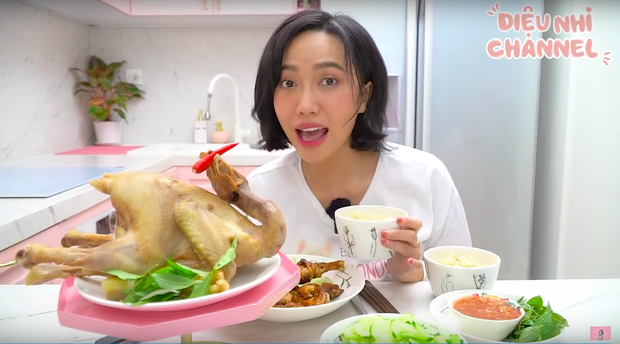 Diệu Nhi là nghệ sĩ Vbiz đầu tiên có series mukbang trên Youtube: ăn khoẻ bất ngờ, độ “lầy lội” thì khỏi bàn! - Ảnh 16. Diệu Nhi là nghệ sĩ Vbiz đầu tiên có series mukbang trên Youtube: ăn khoẻ bất ngờ, độ “lầy lội” thì khỏi bàn! - Ảnh 16.