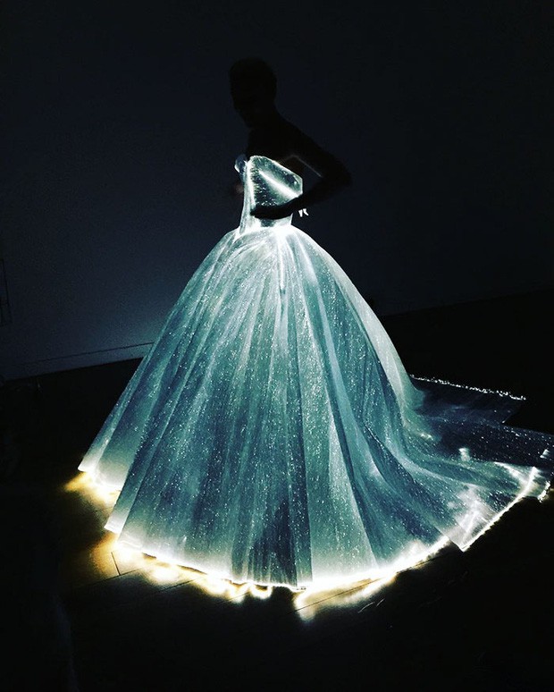 Từng tạo lên chiếc đầm “lọ lem” phát sáng khiến cả thế giới mê mẩn nhưng nay Zac Posen phải ngậm ngùi đóng cửa nhãn hiệu thời trang riêng - Ảnh 2.