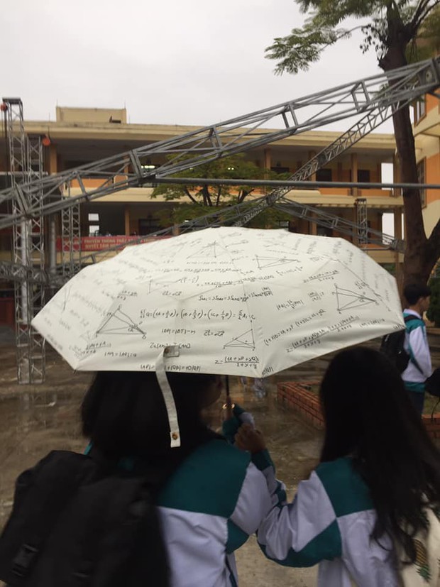 Đăng tải hình ảnh đi học ngày mưa gió, học sinh trường người ta bất ngờ nhận được bão like vì chiếc ô in hình công thức môn toán   - Ảnh 1.