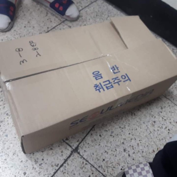 Phát hờn với giáo viên tâm lý trường người ta, mua hẳn 400 album mới của Taeyeon tặng học trò để lấy động lực thi cử - Ảnh 1.