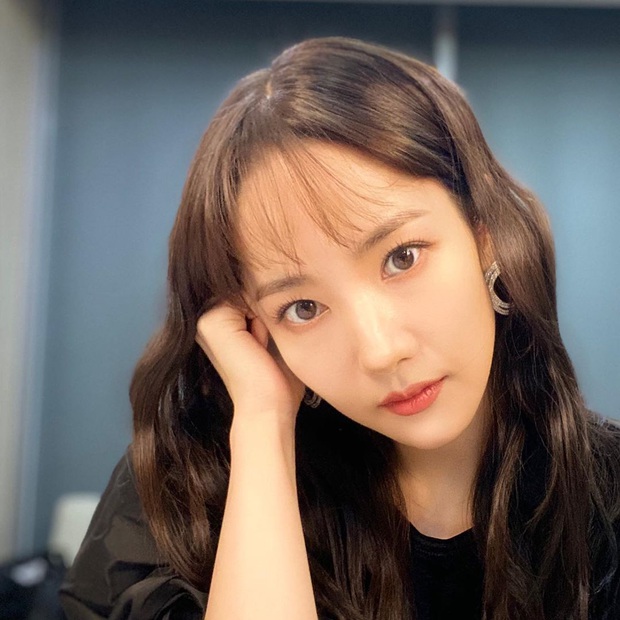 Park Min Young cắt tóc mái thưa: Người khen trẻ xinh hack tuổi, người lại thấy không sang bằng tóc cũ - Ảnh 1.