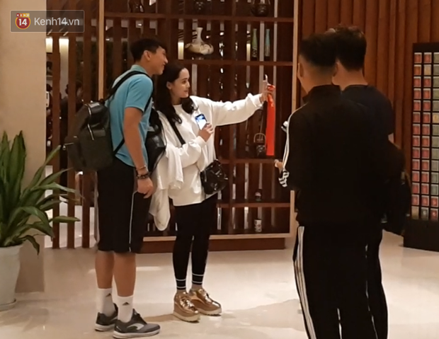 Đoàn Văn Hậu cười hiền, tỏ ra mình ổn sau tình huống lấy thân mình cứu thua trong trận đấu với Thái Lan - Ảnh 2. Đoàn Văn Hậu cười hiền, tỏ ra mình ổn sau tình huống lấy thân mình cứu thua trong trận đấu với Thái Lan - Ảnh 2.