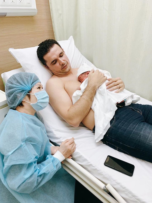 MC Phương Mai đã chính thức hạ sinh con trai đầu lòng hơn 3kg với ông xã ngoại quốc - Ảnh 1.
