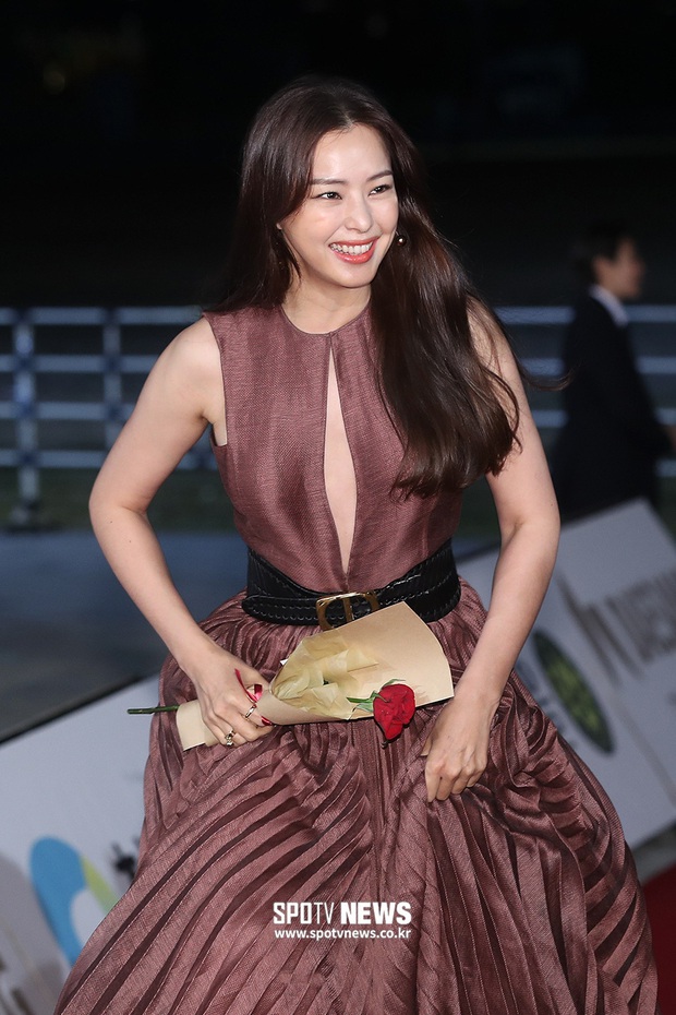 Siêu thảm đỏ Rồng Xanh 2019: Chị đại Kim Hye Soo át cả Yoona và Hoa hậu, Jung Hae In - Lee Kwang Soo dẫn đầu đoàn sao Hàn - Ảnh 10.