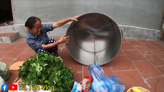 Không chỉ dừng lại ở siêu to khổng lồ, nồi lẩu gà lá giang 300 lít này của bà Tân Vlog còn siêu ngầu nữa cơ các cháu ạ! - Ảnh 1.