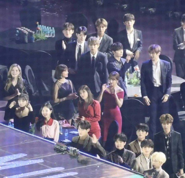 6 màn kết hợp trong mơ tại AAA 2019: Bạn thích Kang Daniel và Jihyo (TWICE) hay màn hữu nghị Việt - Hàn giữa Bích Phương và Chungha hơn? - Ảnh 1.