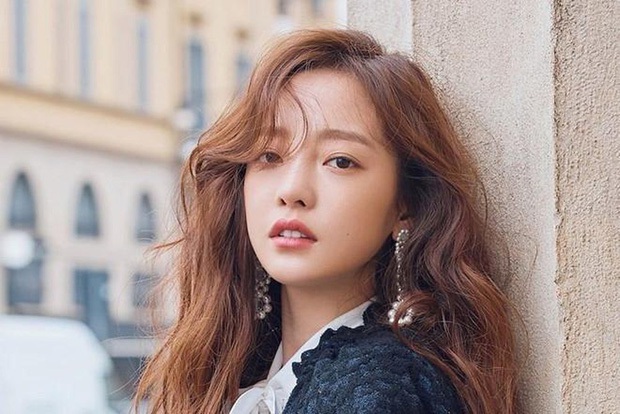 Cả 2 người bạn thân Sulli, Goo Hara lần lượt qua đời quá đột ngột, người khiến netizen lo lắng nhất lúc này chính là IU - Ảnh 1.