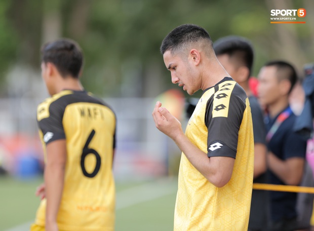 Cầu thủ tỷ phú Faiq Bolkiah tranh cãi với đội trưởng U22 Brunei khi chứng kiến đội nhà thua chóng vánh trước Việt Nam - Ảnh 5.