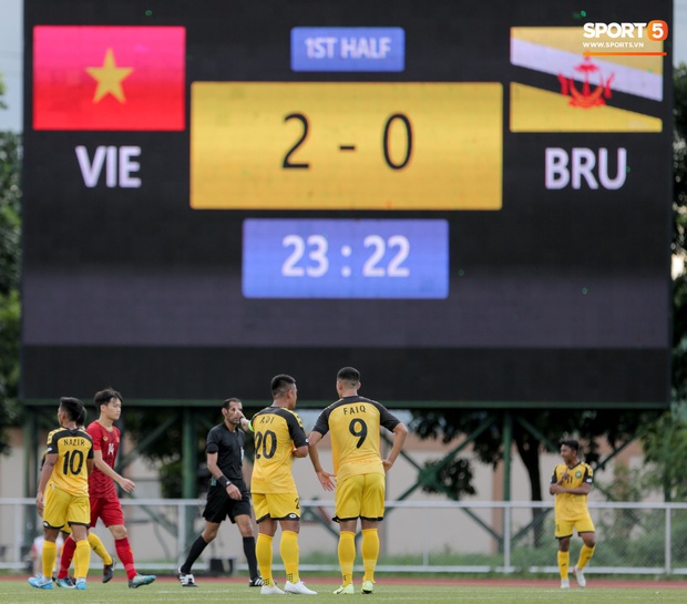 Cầu thủ tỷ phú Faiq Bolkiah tranh cãi với đội trưởng U22 Brunei khi chứng kiến đội nhà thua chóng vánh trước Việt Nam - Ảnh 3.