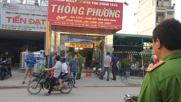 Bắt 3 kẻ cướp tiệm vàng ở Sài Gòn, thu giữ nhiều súng và kiếm - Ảnh 1.