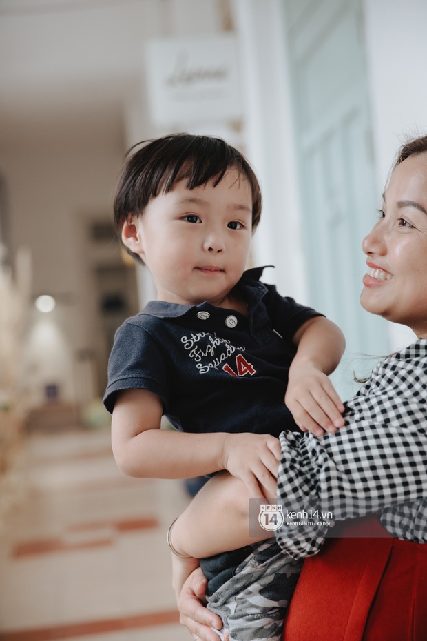 Trò chuyện độc quyền với mẹ con Youtuber Quỳnh Trần - bé Sa: “Thời gian đầu ông xã còn sợ mình làm khùng làm điên trên mạng không ai coi!” - Ảnh 4.