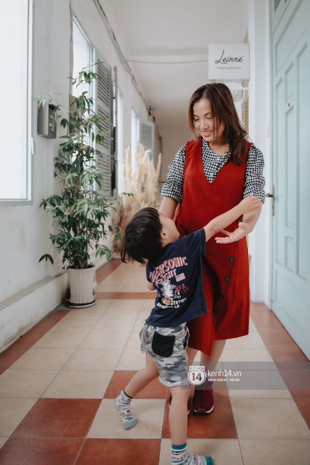 Trò chuyện độc quyền với mẹ con Youtuber Quỳnh Trần - bé Sa: “Thời gian đầu ông xã còn sợ mình làm khùng làm điên trên mạng không ai coi!” - Ảnh 18.