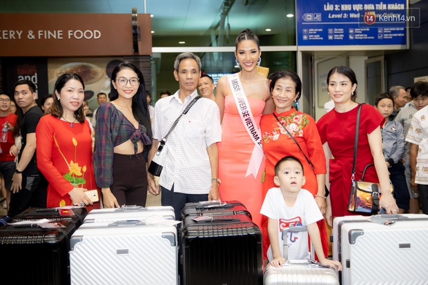 Hoàng Thùy khoe vòng 1 khủng, rạng rỡ lên đường đến Mỹ chinh phục vương miện Miss Universe 2019 - Ảnh 15.