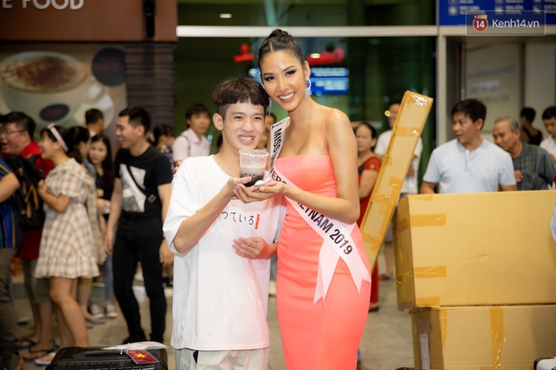 Hoàng Thùy khoe vòng 1 khủng, rạng rỡ lên đường đến Mỹ chinh phục vương miện Miss Universe 2019 - Ảnh 11.