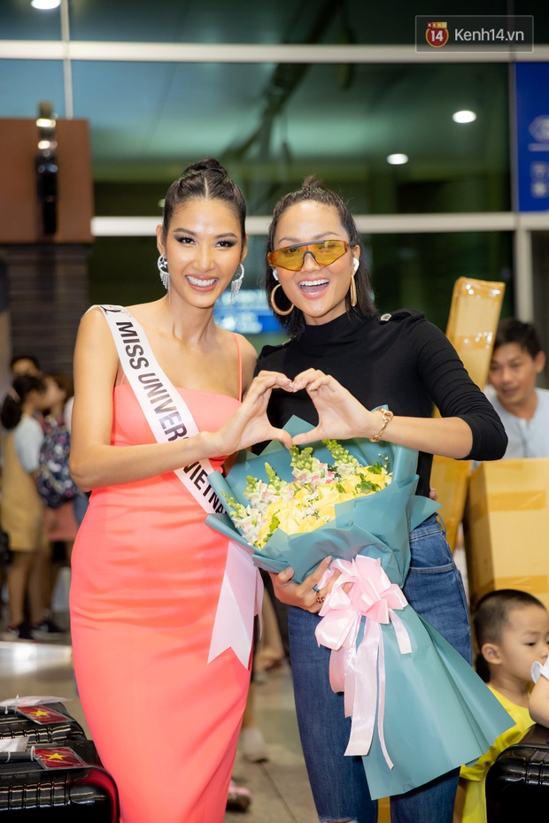 Hoàng Thùy khoe vòng 1 khủng, rạng rỡ lên đường đến Mỹ chinh phục vương miện Miss Universe 2019 - Ảnh 12.