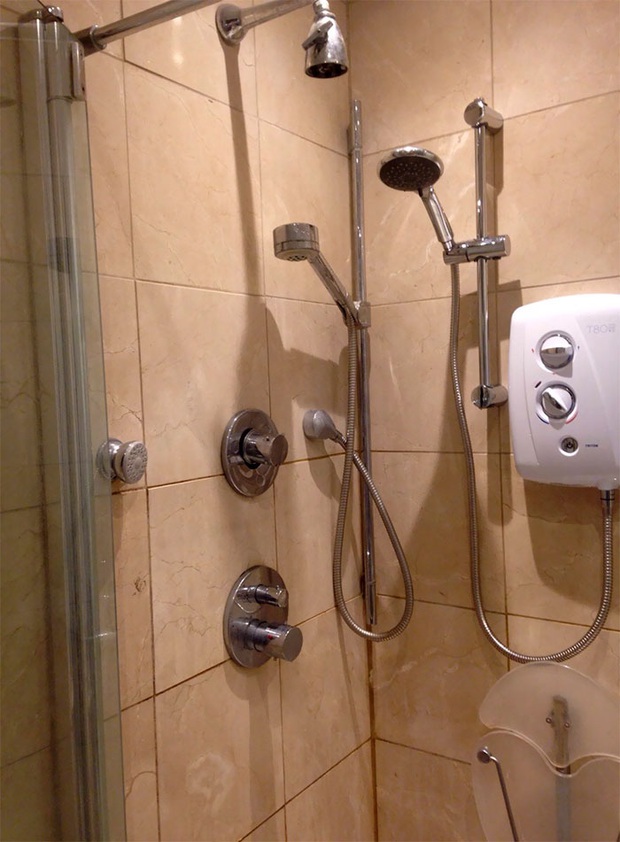 Những trường hợp thảm họa nhà trọ nhìn mà tức: Trăn rủ nhau quấn quýt trên trần nhà, nấm mọc chi chít khắp nơi và hàng rào có như không - Ảnh 12.