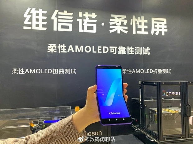 Nhà sản xuất màn hình OLED của Trung Quốc ra mắt smartphone màn hình gập thách thức Samsung - Ảnh 1.