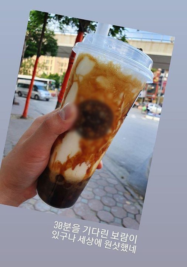 Vừa đến Hà Nội, quản lý rapper Zico đã xếp hàng đi mua trà sữa và xoài, fan nhao nhao: “Để em mua cho Zico anh ơi!” - Ảnh 7.