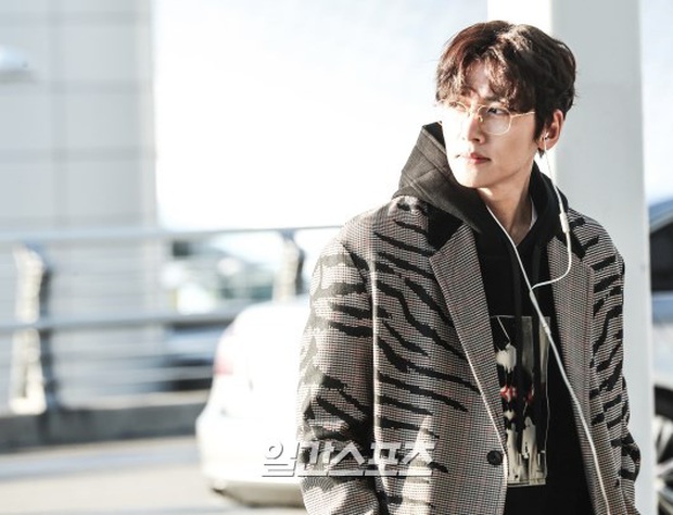 Đối lập sân bay Hàn sáng nay: Ji Chang Wook tưởng đâu đi Fashion Week, Hươu tay xách nách mang sang Việt Nam dự AAA - Ảnh 2.