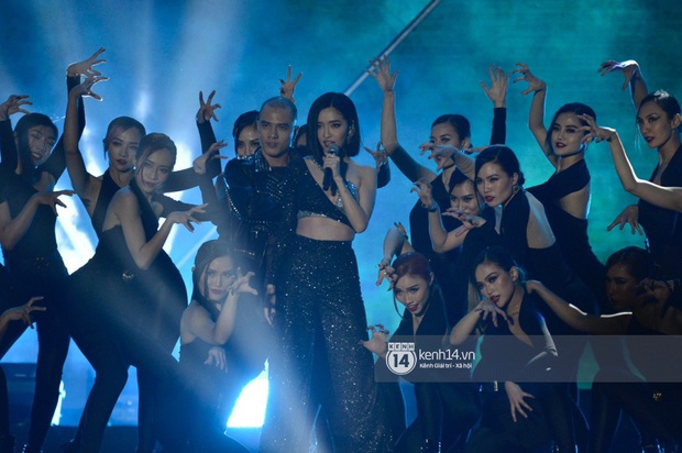 Bích Phương trình diễn... Lets Đu Đưa, vừa hát live vừa nhảy lại có giải mang về, ghi điểm tuyệt đối tại AAA 2019! - Ảnh 6. Bích Phương trình diễn... Lets Đu Đưa, vừa hát live vừa nhảy lại có giải mang về, ghi điểm tuyệt đối tại AAA 2019! - Ảnh 6.
