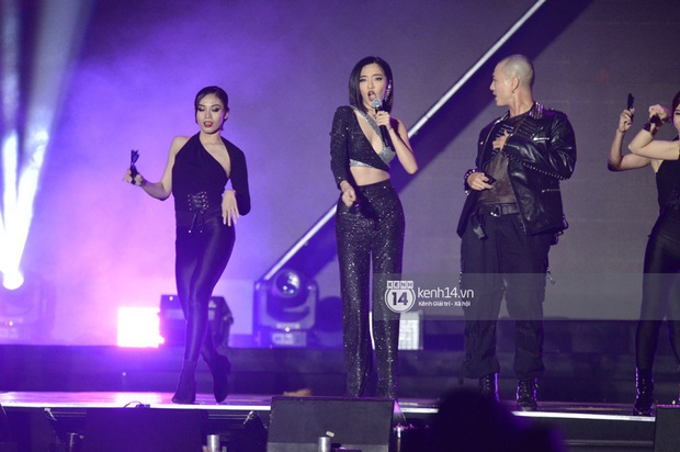 Bích Phương trình diễn... Lets Đu Đưa, vừa hát live vừa nhảy lại có giải mang về, ghi điểm tuyệt đối tại AAA 2019! - Ảnh 7. Bích Phương trình diễn... Lets Đu Đưa, vừa hát live vừa nhảy lại có giải mang về, ghi điểm tuyệt đối tại AAA 2019! - Ảnh 7.