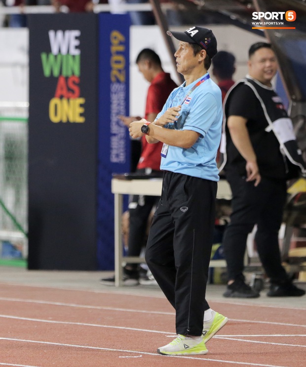 HLV Park Hang-seo bật cười sau khi cầu thủ Indonesia ghi bàn nhấn chìm U22 Thái Lan - Ảnh 9.