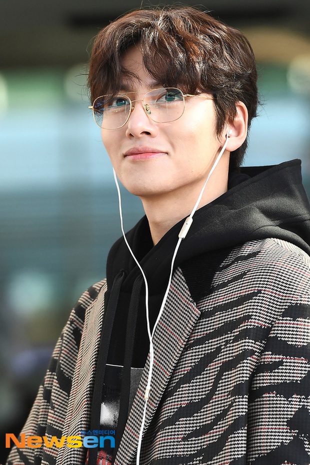 Đối lập sân bay Hàn sáng nay: Ji Chang Wook tưởng đâu đi Fashion Week, Hươu tay xách nách mang sang Việt Nam dự AAA - Ảnh 6.