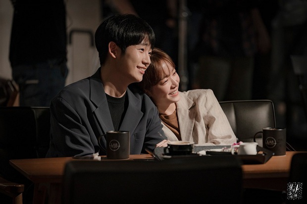 So kè sự nghiệp 2 mĩ nam AAA Jung Hae In và Ji Chang Wook: Người “cặp kè” chị đẹp lên hương, kẻ về vườn vì phim quá flop - Ảnh 5.