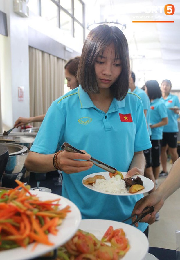 Sau nhiều ngày gặp khó về thực phẩm, tuyển nữ Việt Nam cuối cùng đã có bữa ăn ngon nhất tại Philippines, toàn món chỉ thấy thôi đã thèm - Ảnh 5.