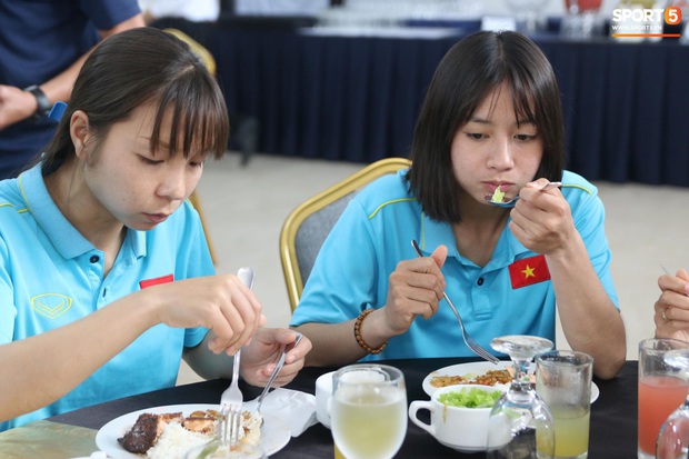 Sau nhiều ngày gặp khó về thực phẩm, tuyển nữ Việt Nam cuối cùng đã có bữa ăn ngon nhất tại Philippines, toàn món chỉ thấy thôi đã thèm - Ảnh 7.