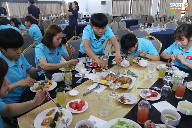 Sau nhiều ngày gặp khó về thực phẩm, tuyển nữ Việt Nam cuối cùng đã có bữa ăn ngon nhất tại Philippines, toàn món chỉ thấy thôi đã thèm - Ảnh 8.