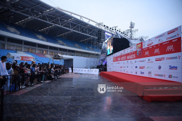 Netizen đồng loạt la ó khi MC thảm đỏ AAA 2019 đọc tên nghệ sĩ như đang “quạo”, thiếu chuyên nghiệp - Ảnh 4.