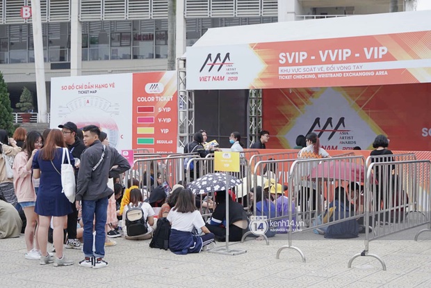 Trực tiếp không khí AAA 2019 trước giờ G: Dàn sao Kpop tổng duyệt cực sung, sốc vì cảnh fan xếp hàng dài cả cây số, tranh thủ ăn trưa - Ảnh 9.