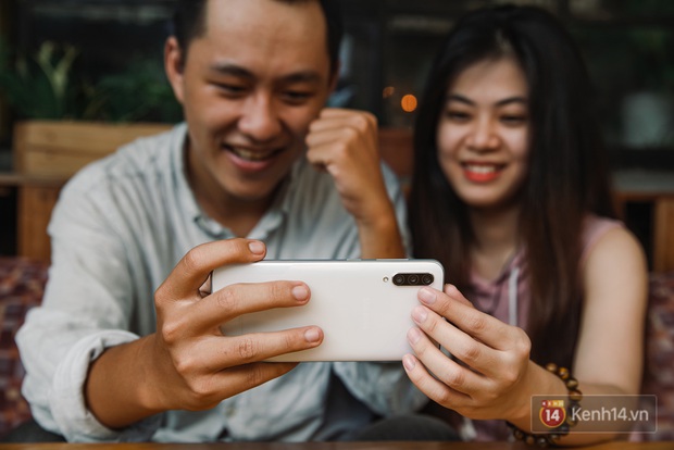 Thử mấy chiêu chuyển hóa bạn gái không mê bóng đá thành đồng đạo với mình bằng smartphone - Ảnh 3.