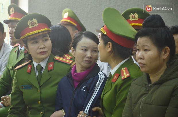 Kết thúc phiên xử buổi sáng vụ mẹ nữ sinh giao gà cùng đồng phạm: Vì Thị Thu phản cung, bà Hiền nói mình bị oan - Ảnh 20.